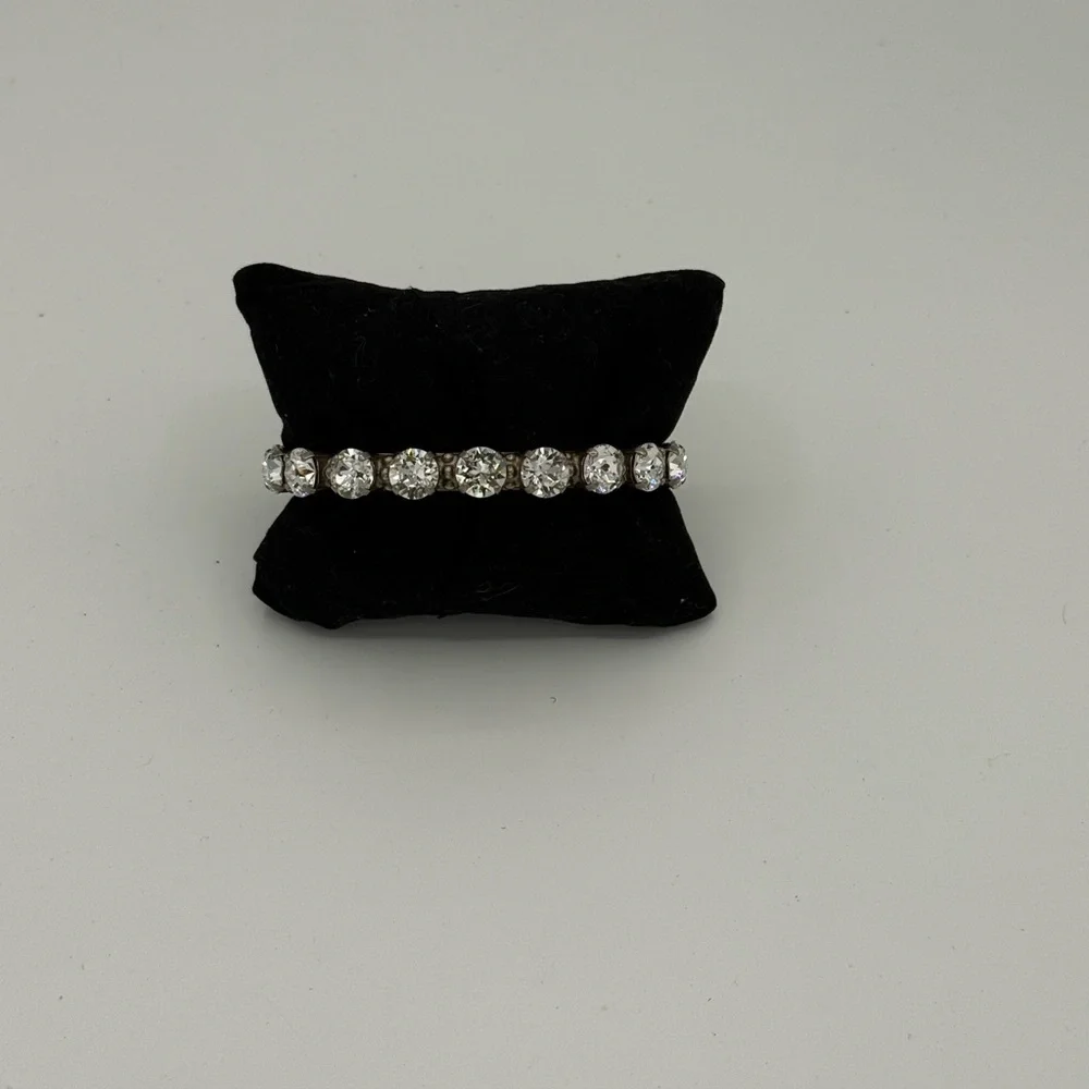 NWOT💎Women’s Riveting Romance Swarovski 16 Crystal Bangle Bracelet. - Picture 7 of 9
